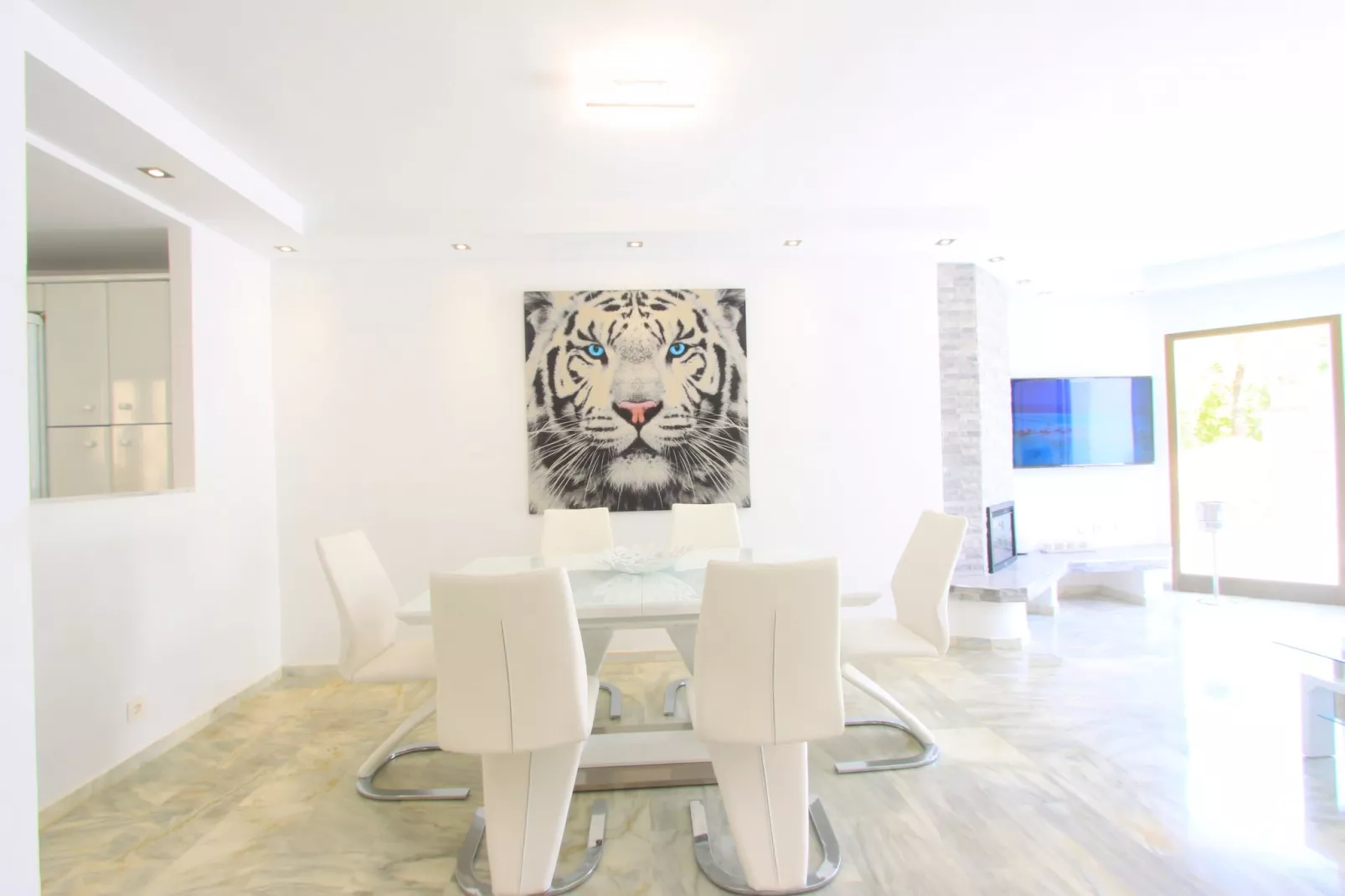 MODERN BEACH PENTHOUSE