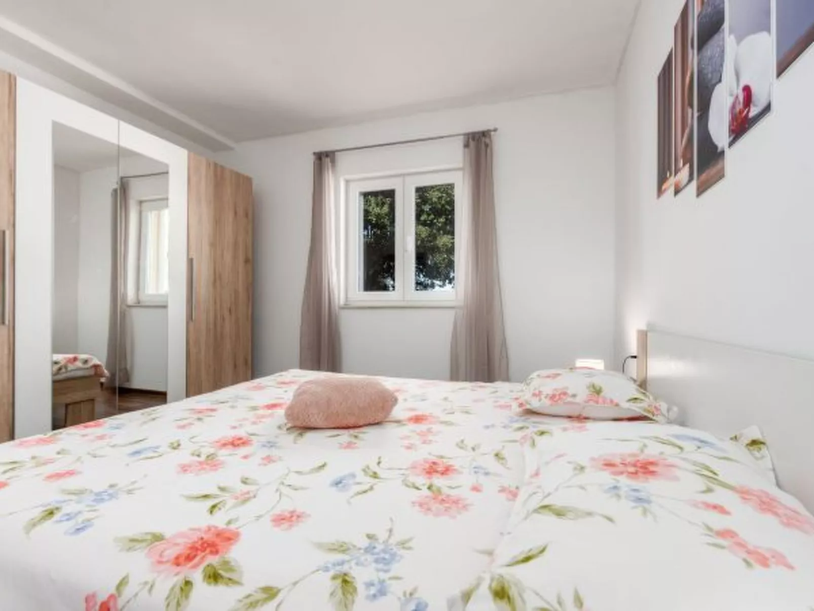 Holiday House Laetitia with pool