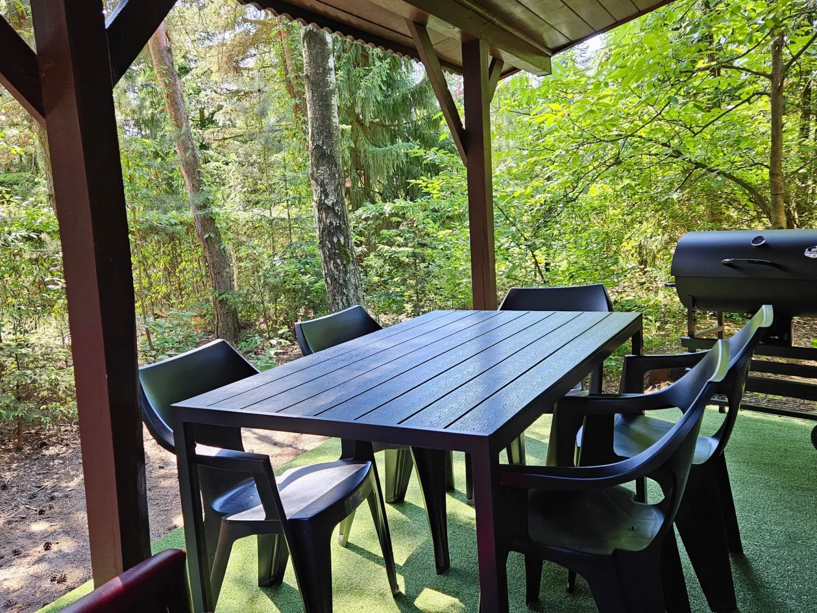 Freistehendes Haus mit eingezäuntem Grundstück an einer Lagune