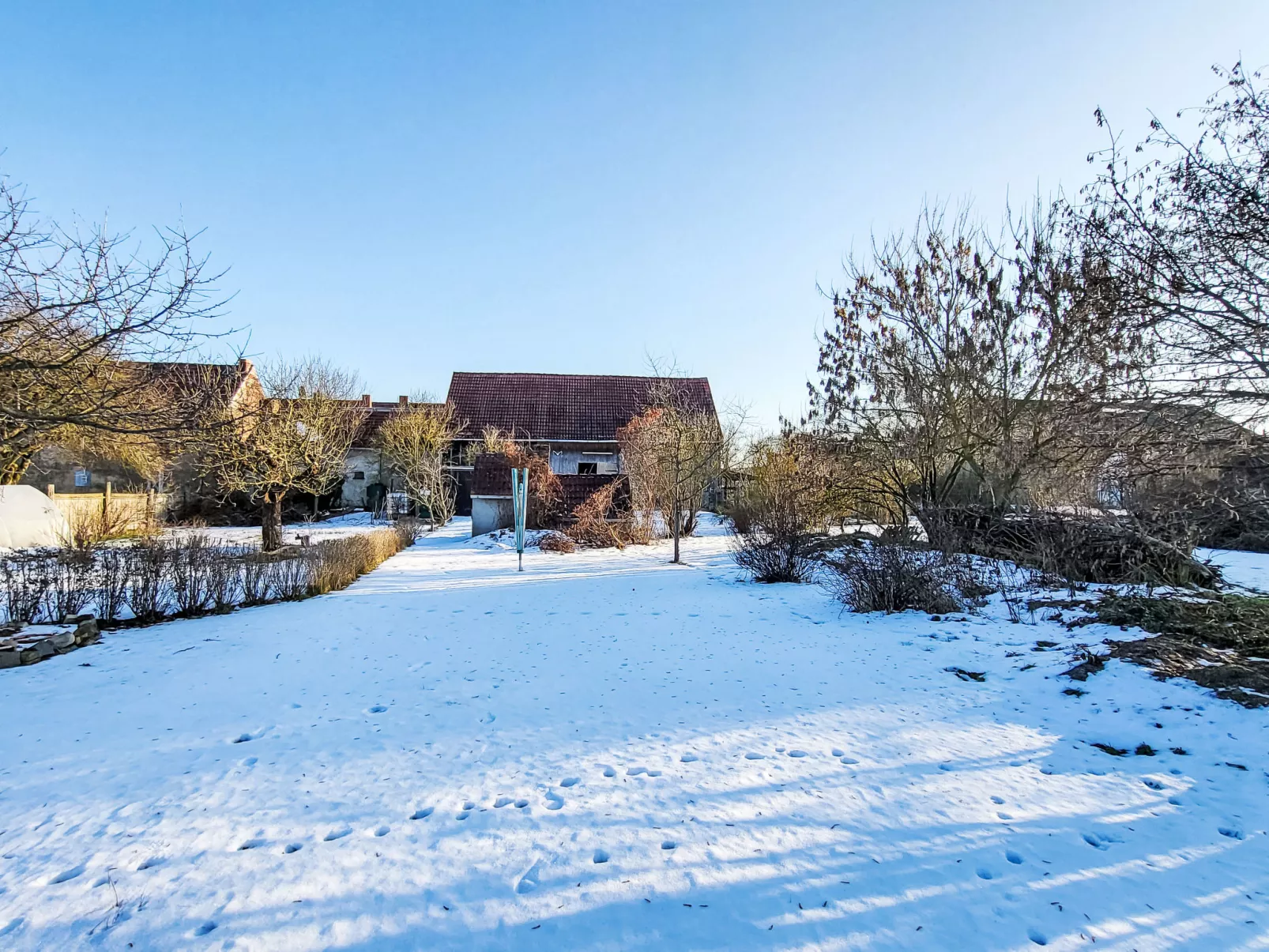 Mit großem eingezäunten Garten