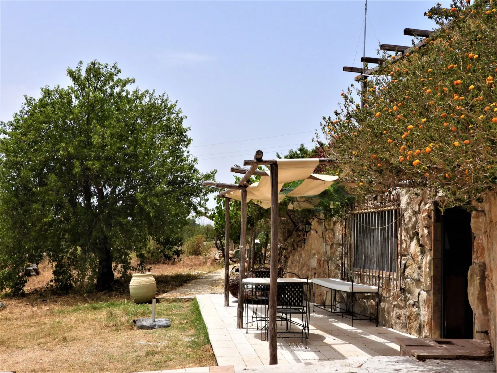 Giniusa' Studio mit Whirlpool-Badewanne