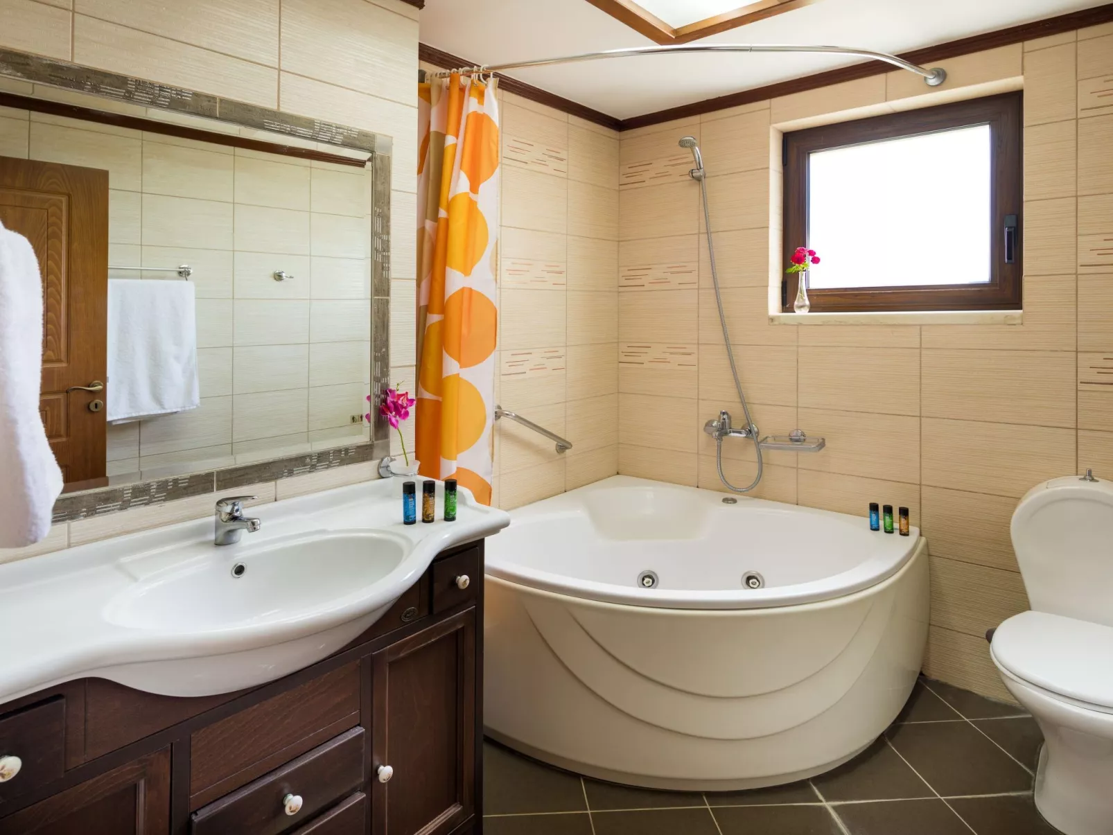 Familienvilla mit privatem Pool und Kinderbereich