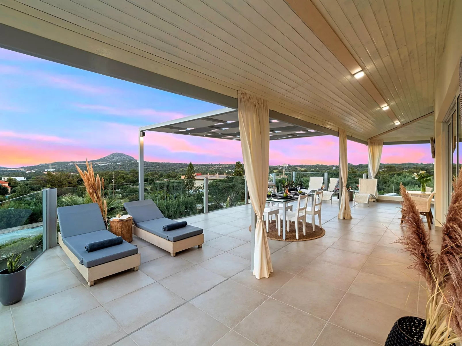 Olivengrüne Villa mit privatem beheiztem Pool