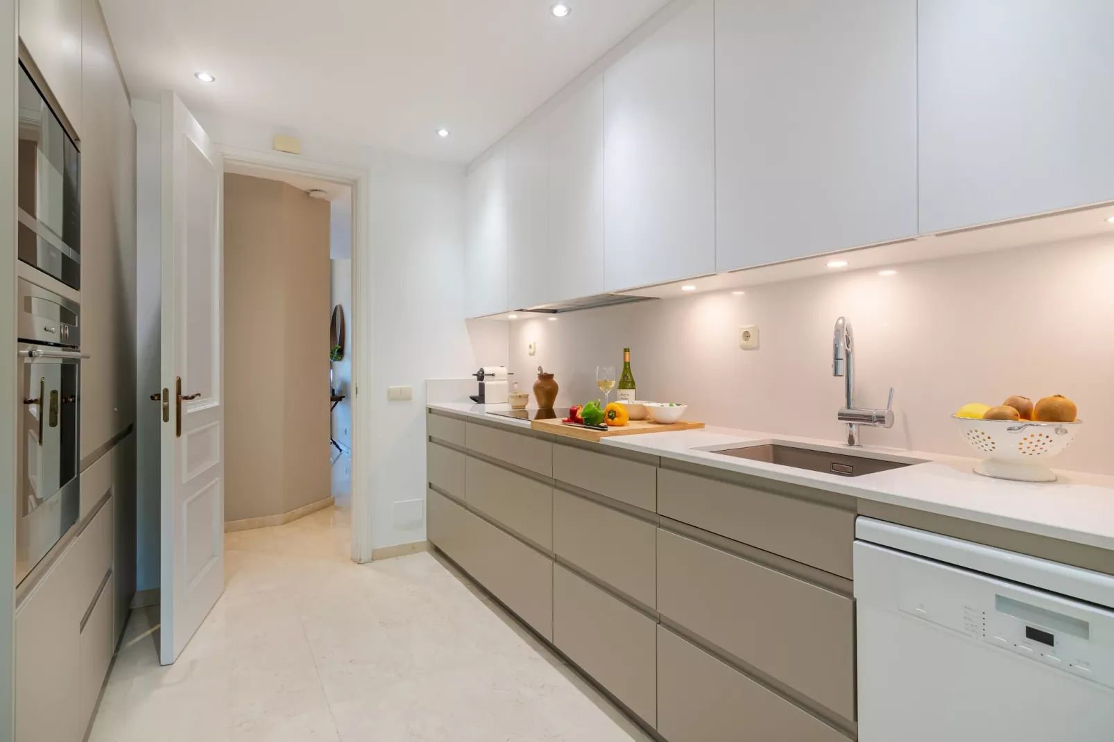 Superb Front Line Location, Sea View- Heated Pool