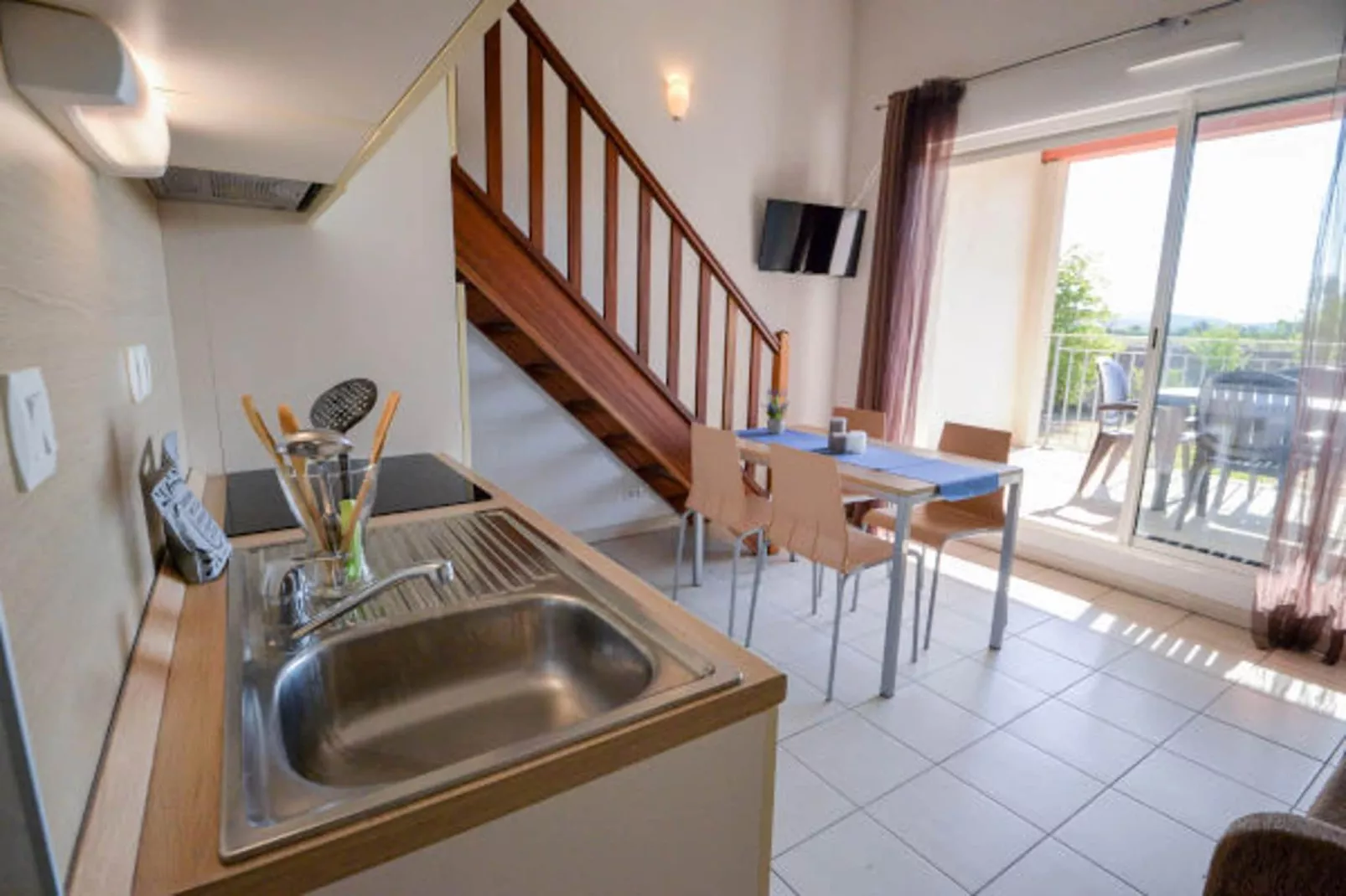 Résidence du Château de Jouarres - Azille // Apt Mezzanine 4 pers - Eetkamer