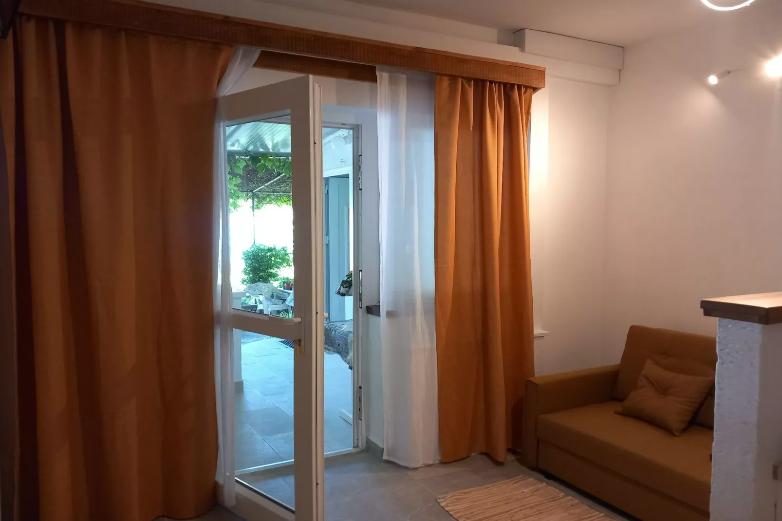 Guest House Green Corner Supetarska Draga - One Bedroom Apartment With Balcony and Sea View - Woonkamer