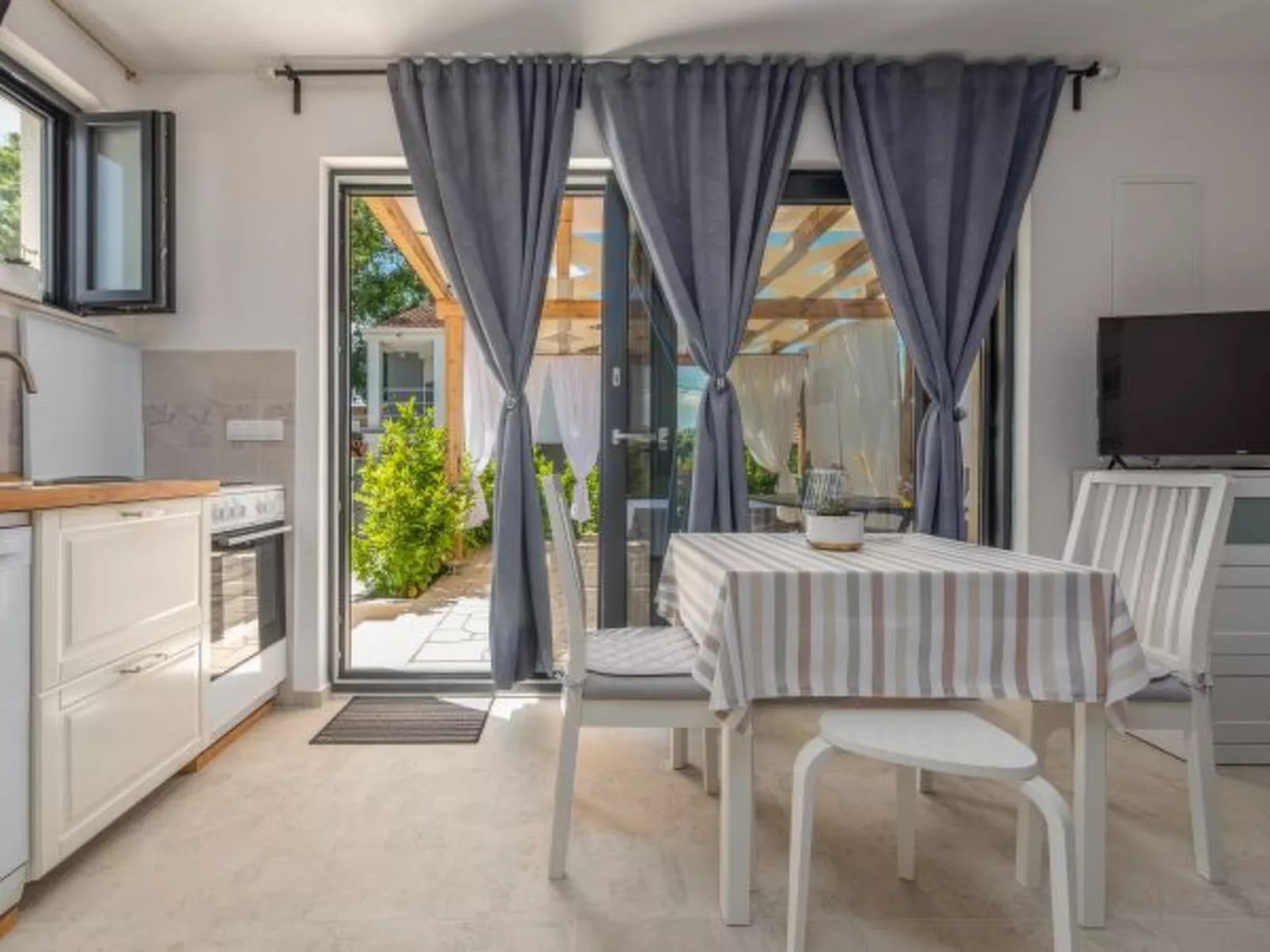 Studio Apartment Varos with shared pool - Image-tags.info