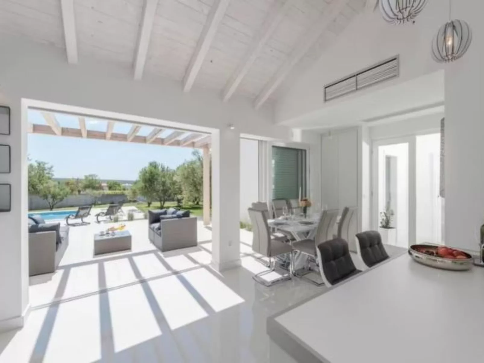 Luxurious villa Bright with pool - Image-tags.info