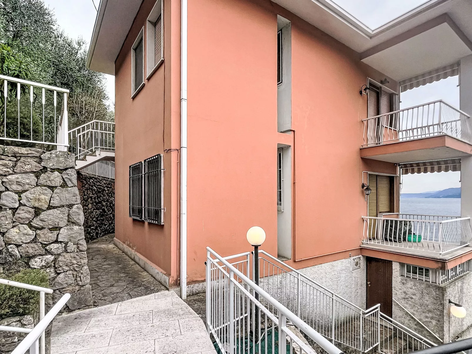 Sona's Lake Home - Buiten