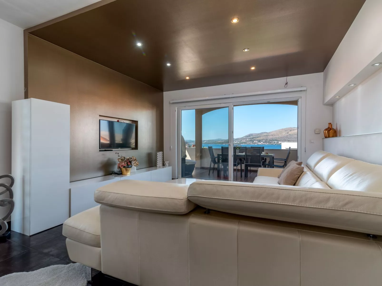 Modernes Apartment mit Gartennutzung, einer groß - Image-tags.info