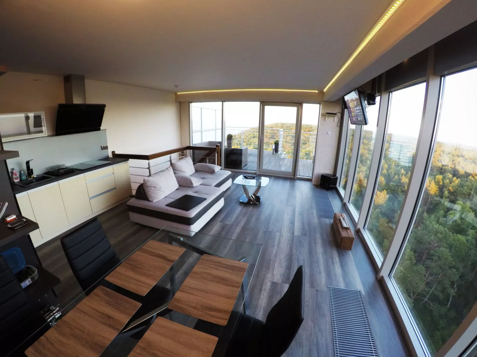 Wohnung mit Panoramaverglasung und Meerblick - Binnen