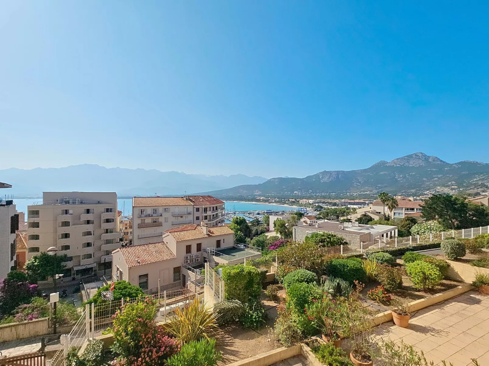 Ruhige Wohnung Panoramablick auf Meer und Berge - Buiten
