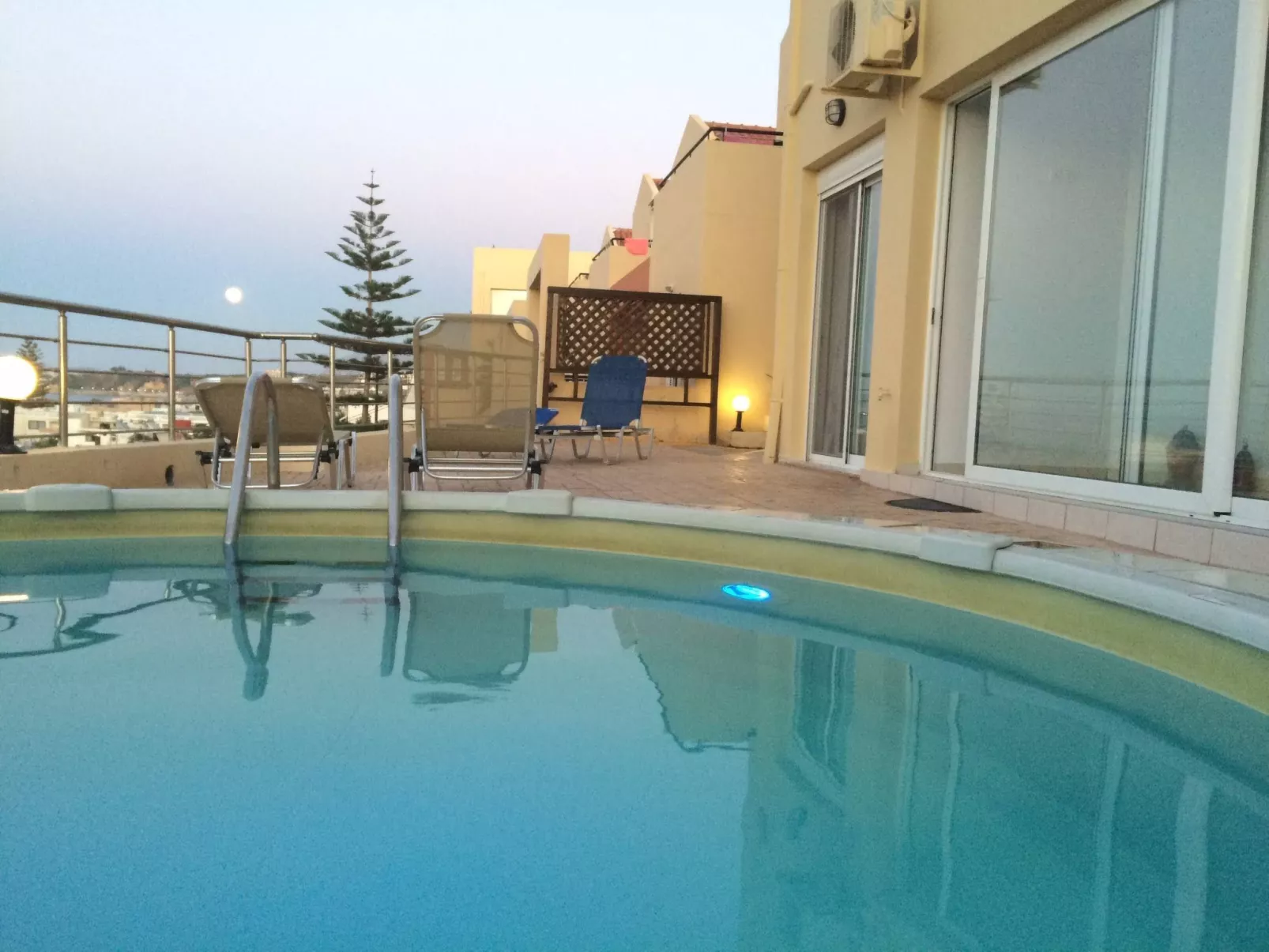 Sehr geräumiges Apartment mit eigenem Pool und Whirlpool - Buiten