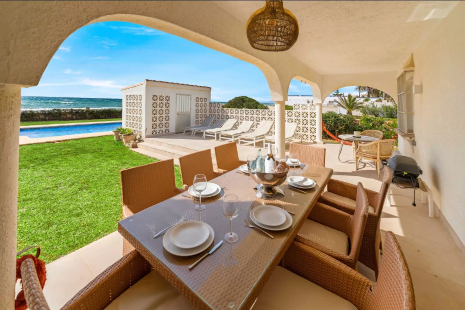 1100 - BEACH FRONT VILLA - Terras