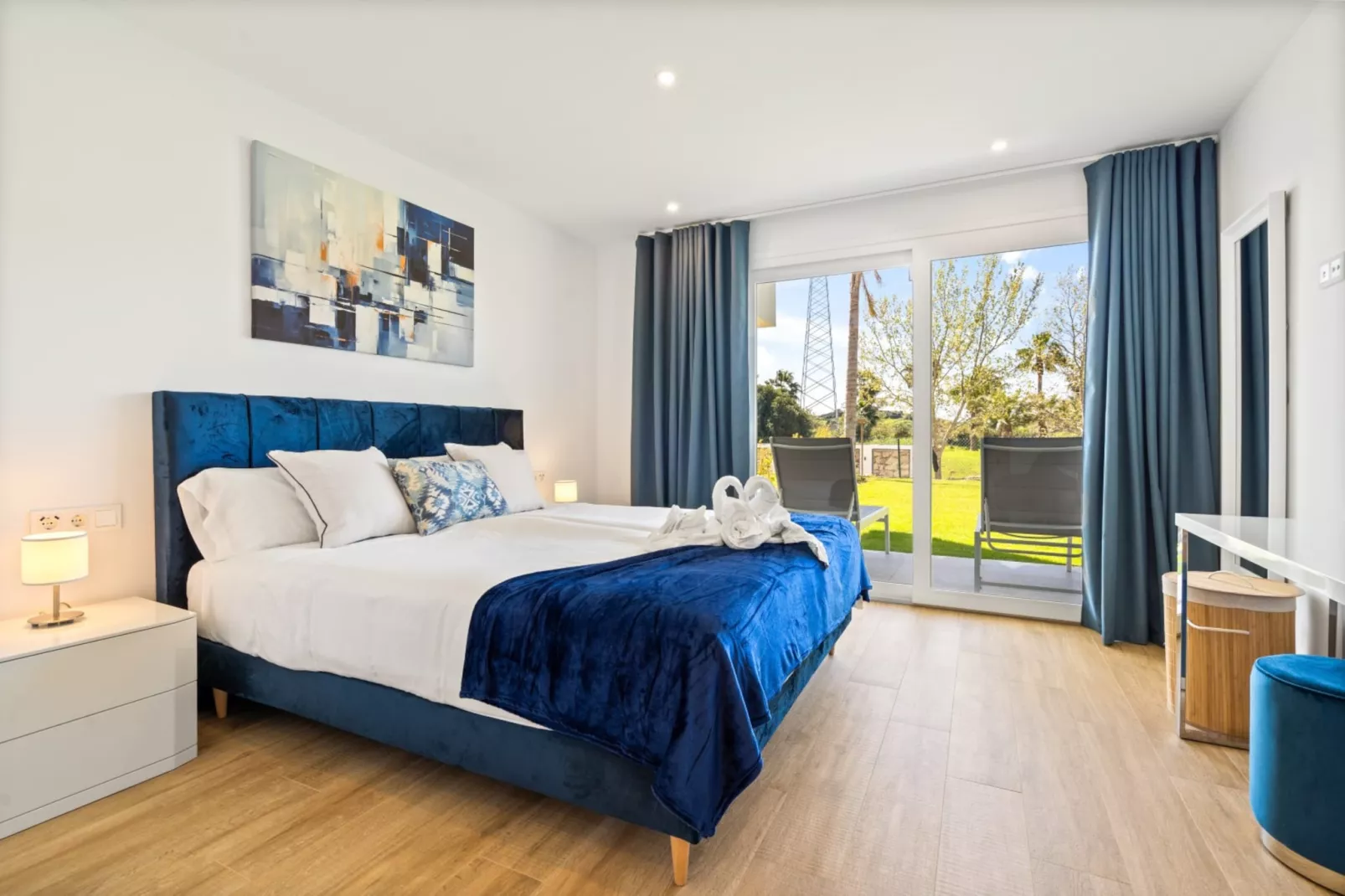 Chic 3-Bed Apartment ALCAZABA LAGOON (2107) - Slaapkamer