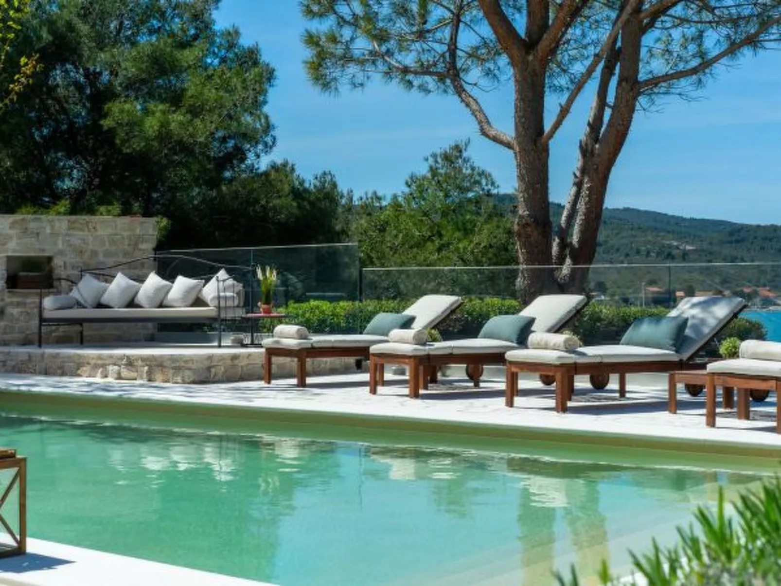 Villa Barotul with pool - Image-tags.info