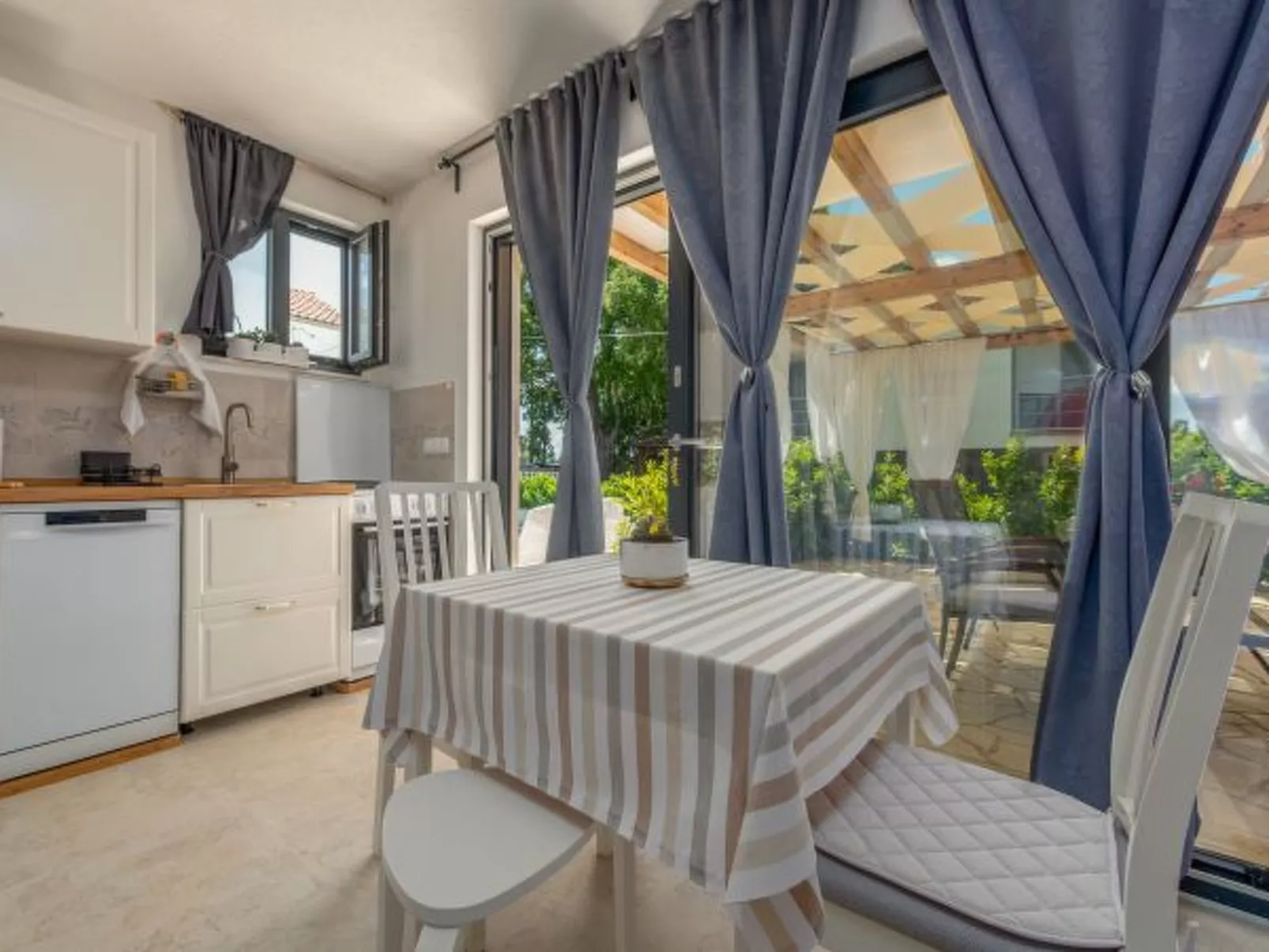 Studio Apartment Varos with shared pool - Image-tags.info