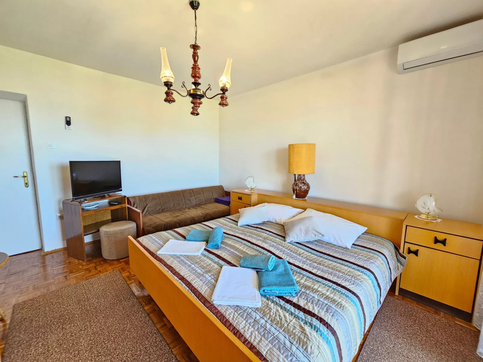 Zimmer für 2-3 Personen mit AC und eigenem Bad - Binnen