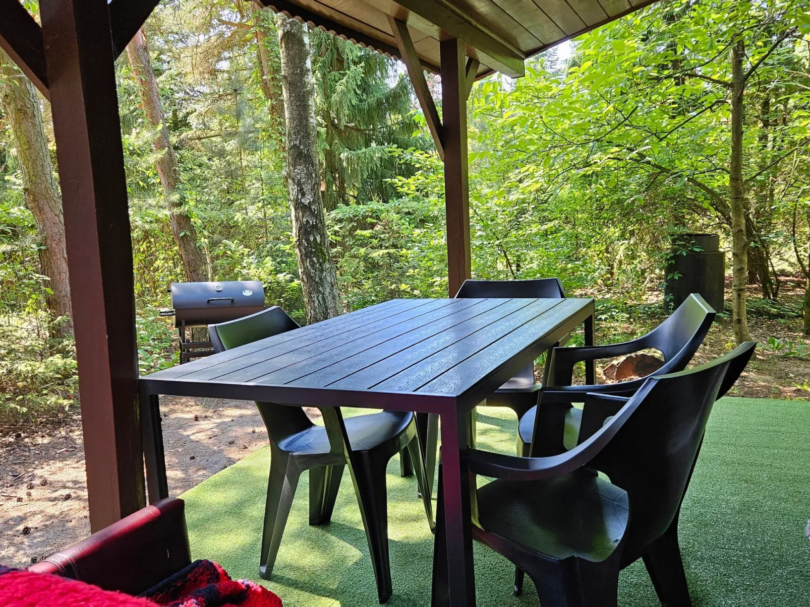 Freistehendes Haus mit eingezäuntem Grundstück an einer Lagune - Image-tags.info