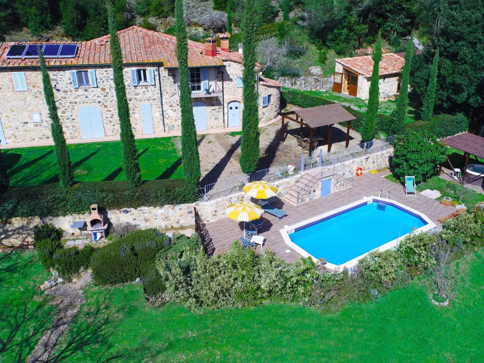 In Montecastelli Pisano mit beheiztem Whirlpool - Buiten