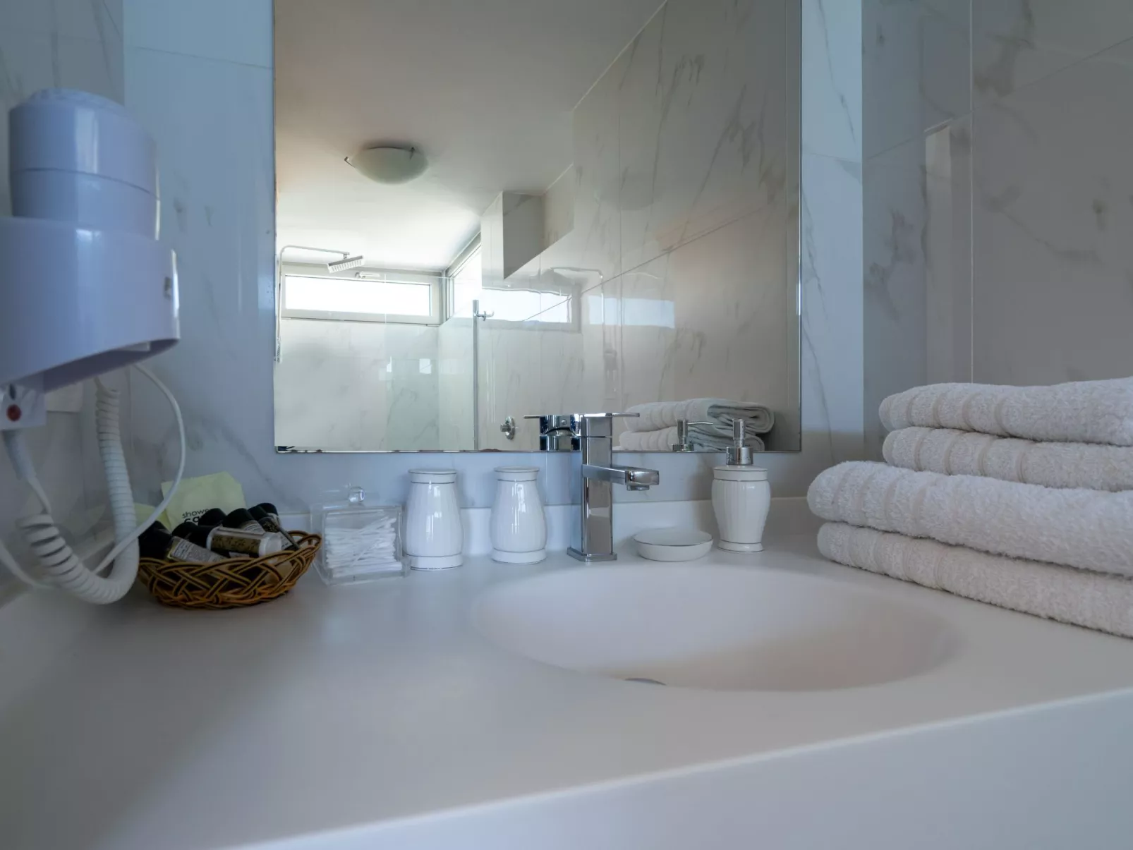 "Villa Kallia" mit Infinity-Pool - Binnen