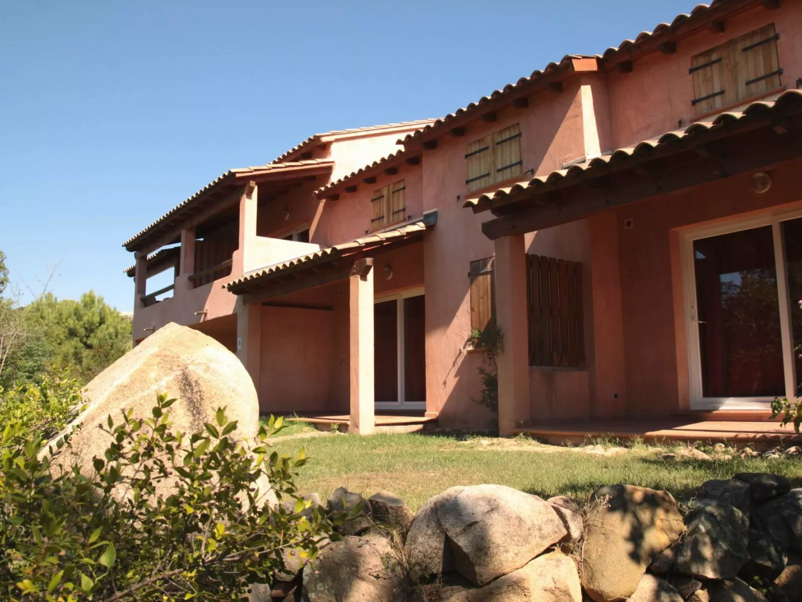 Unterkunft mit Terrasse, AC, Gemeinschaftspool - Buiten