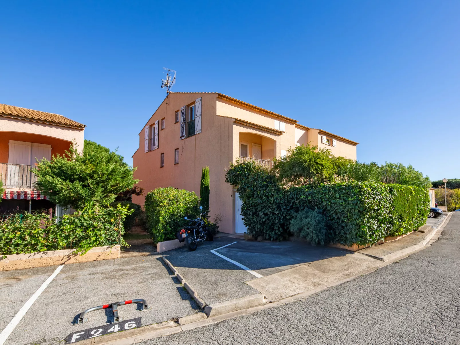 Lou Paradou - Buiten