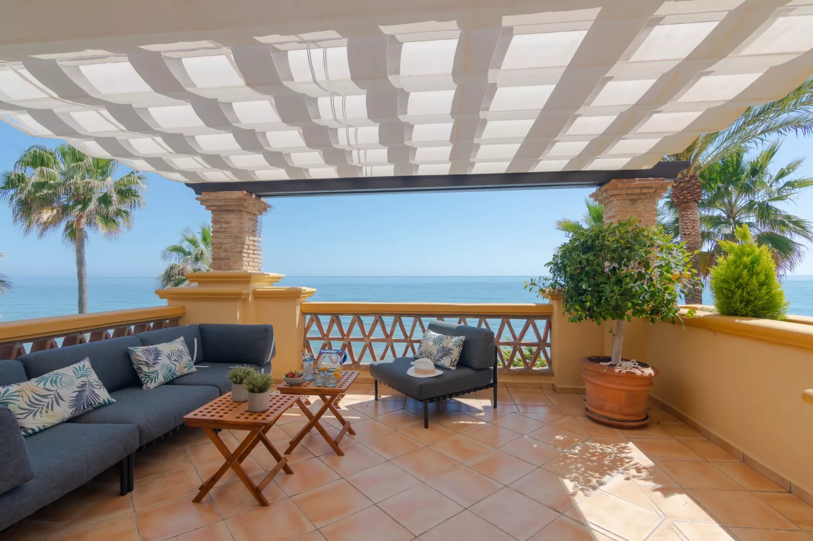 Superb Front Line Location, Sea View- Heated Pool - Terrasbalkon