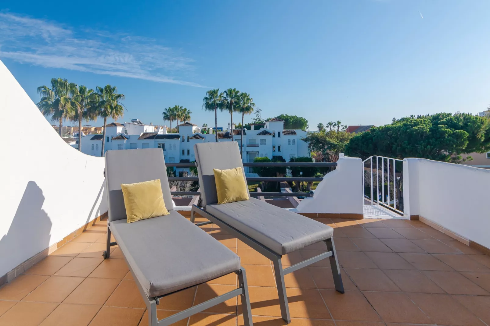 Beachside Penthouse with Rooftop Terrace & Pool - Terrasbalkon