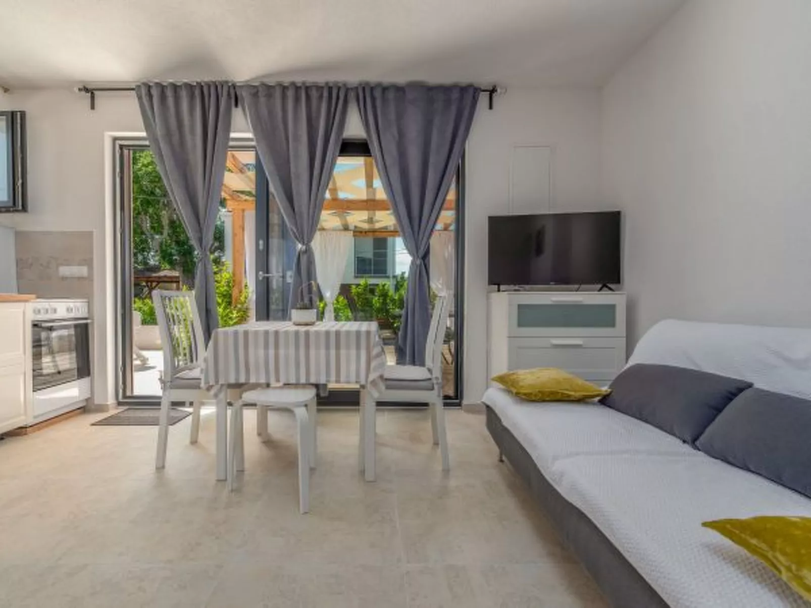 Studio Apartment Varos with shared pool - Image-tags.info