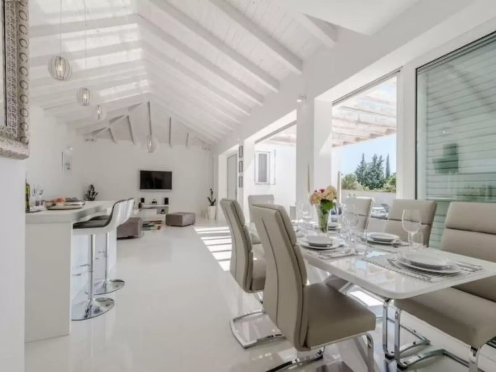 Luxurious villa Bright with pool - Image-tags.info