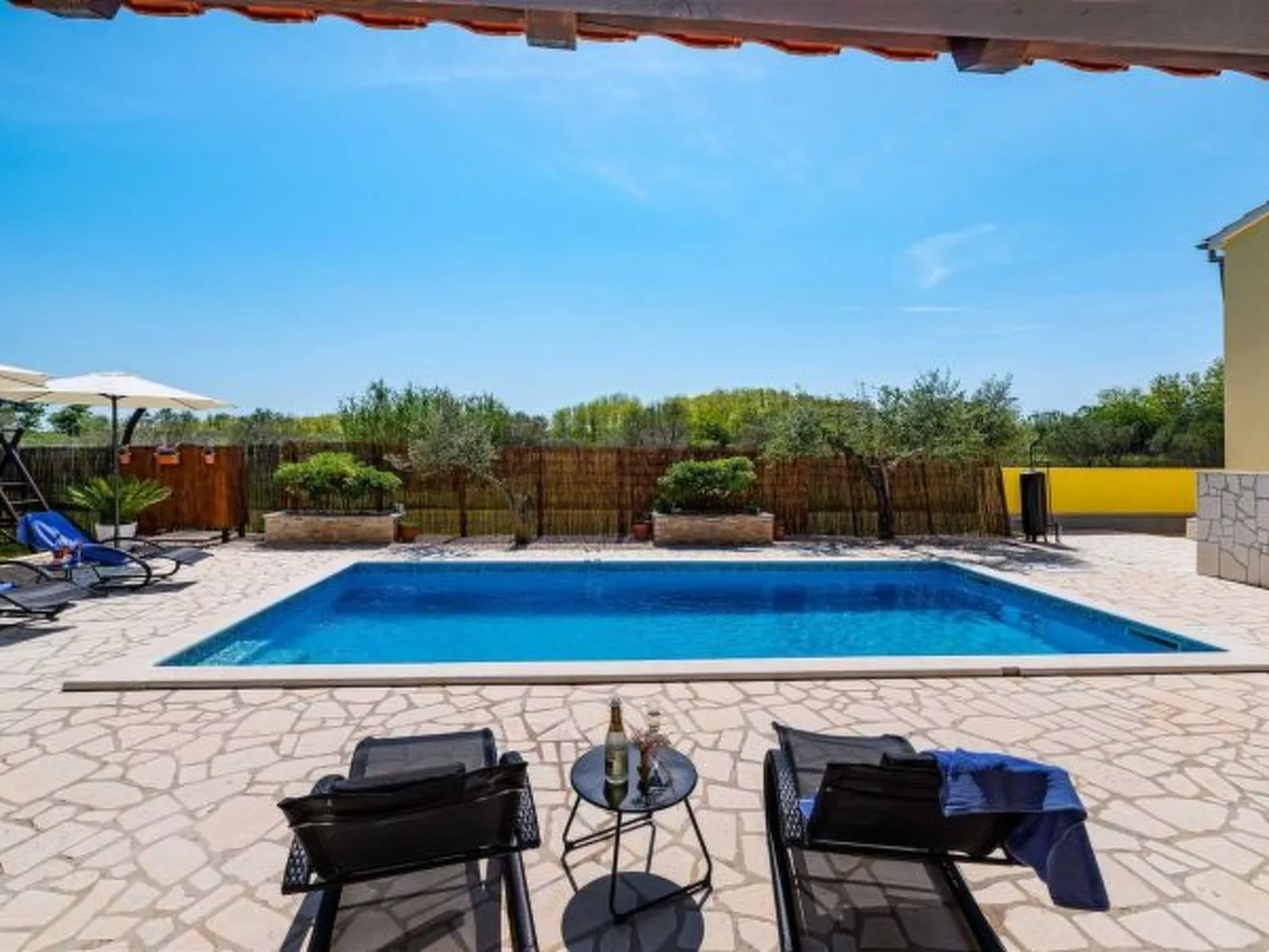 Apartment house Simoni with pool - Image-tags.info