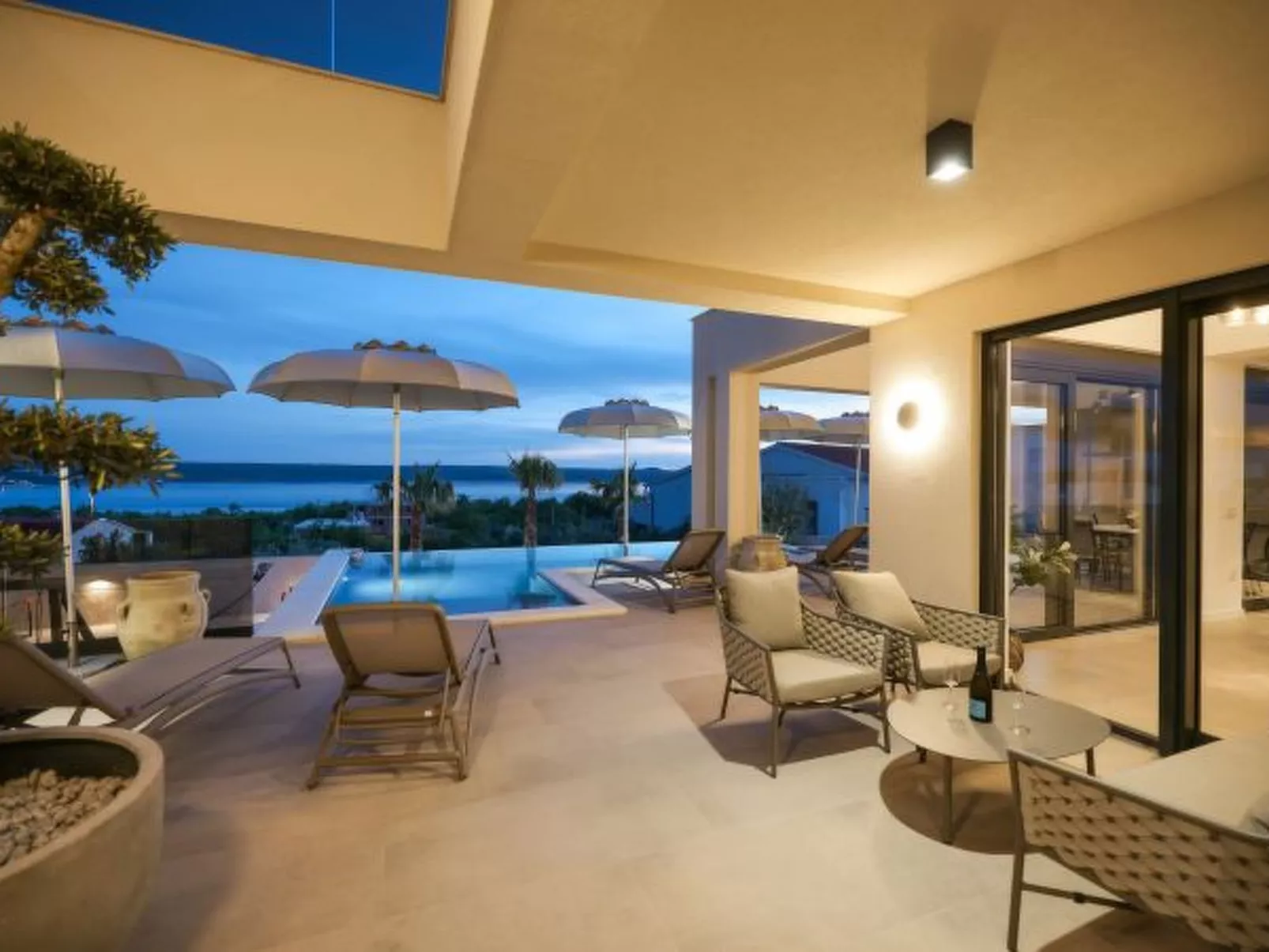 Villa Novue with pool - Image-tags.info