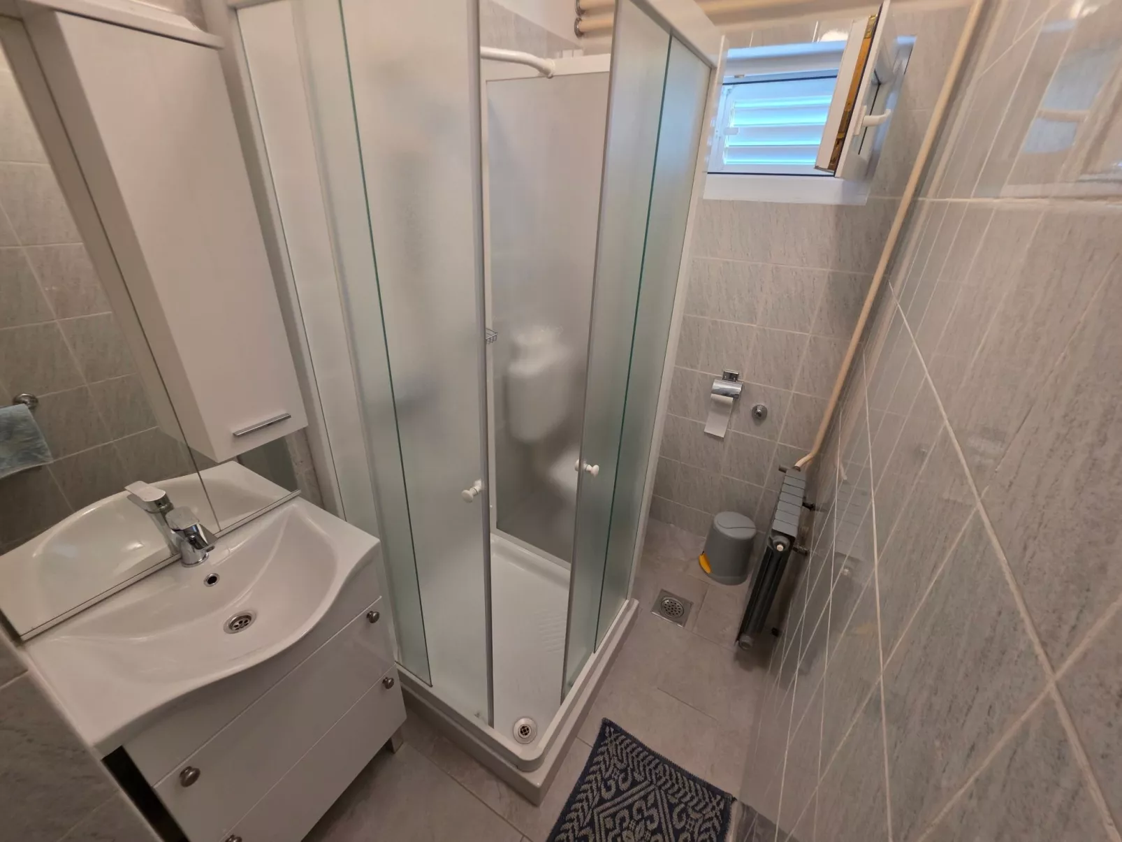 Zimmer für 2-3 Personen mit AC und eigenem Bad - Binnen