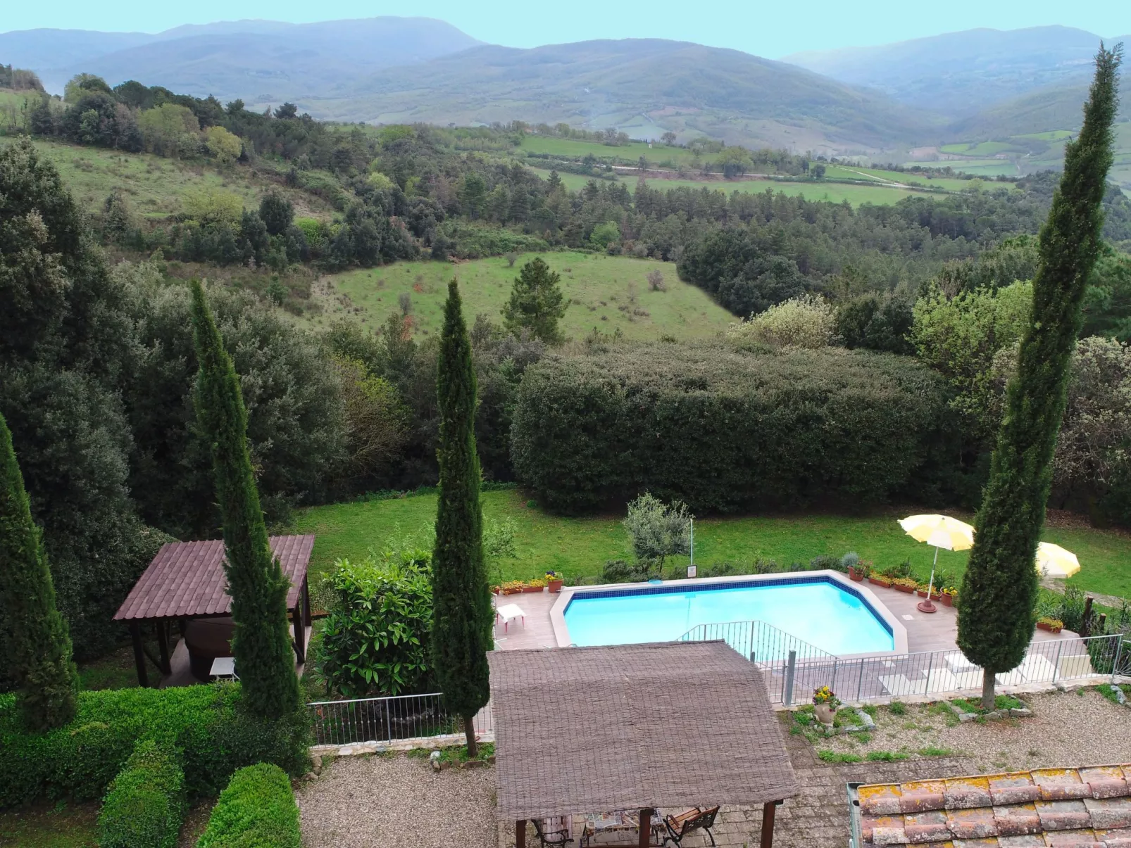 In Montecastelli Pisano mit beheiztem Whirlpool - Buiten