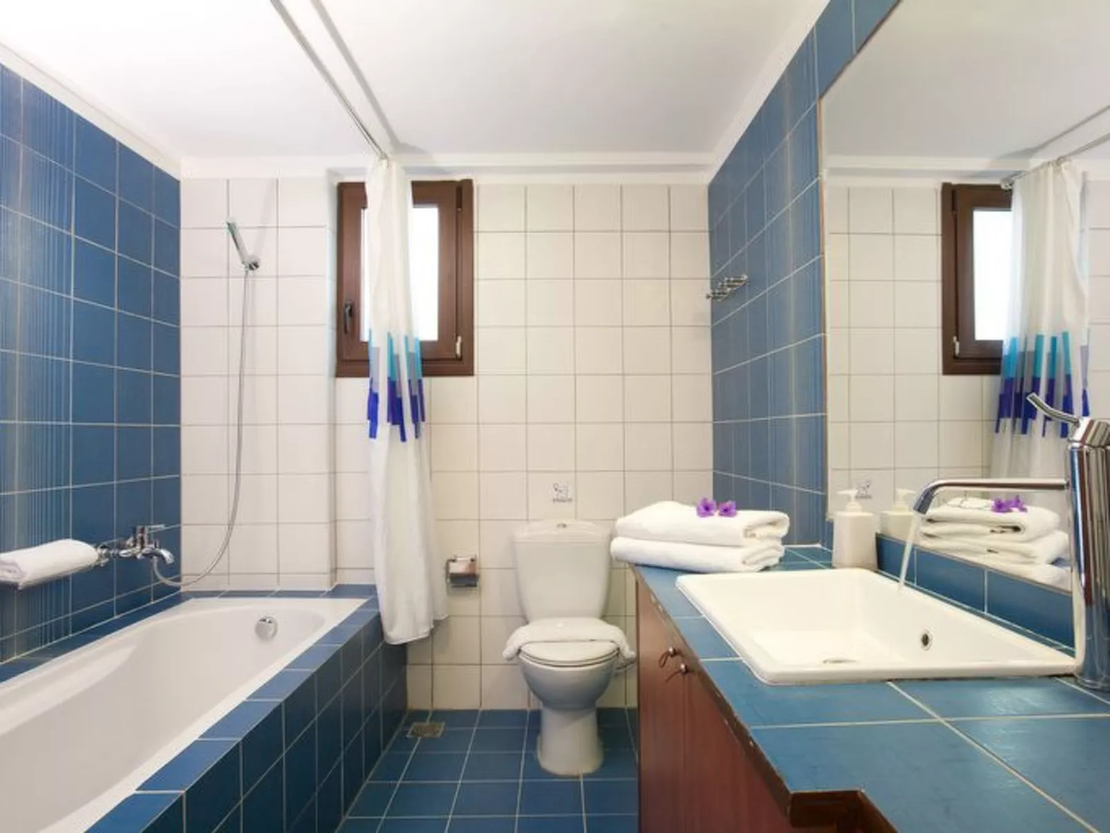 Luxuriöse Villa mit Infinity-Pool und Panoramablick - Binnen