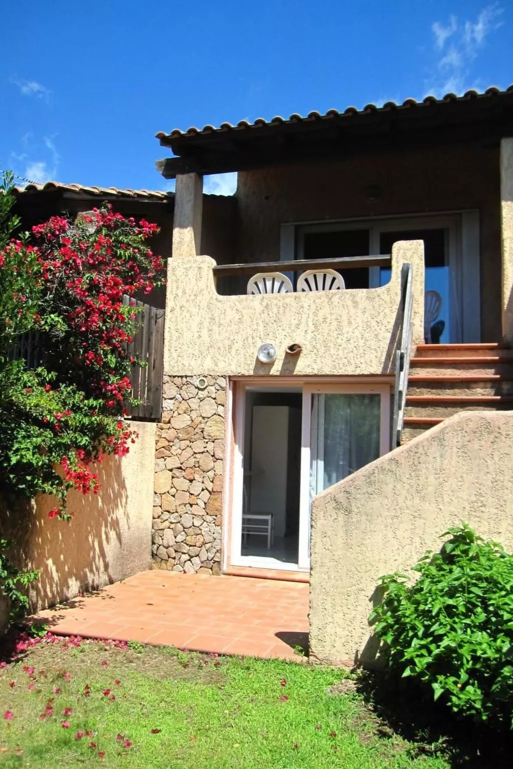 Unterkunft mit Terrasse, AC, Gemeinschaftspool - Buiten