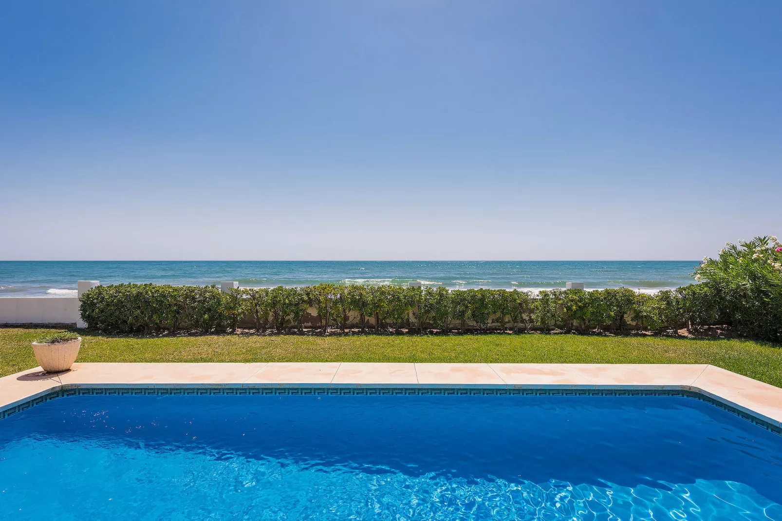 1100 - BEACH FRONT VILLA - Zwembad