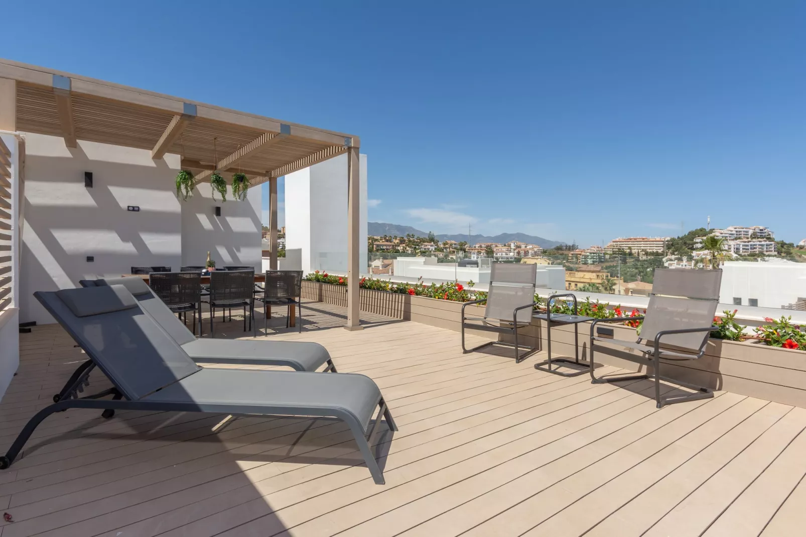 Modern Villa with Private Pool & Rooftop Terrace - Terrasbalkon