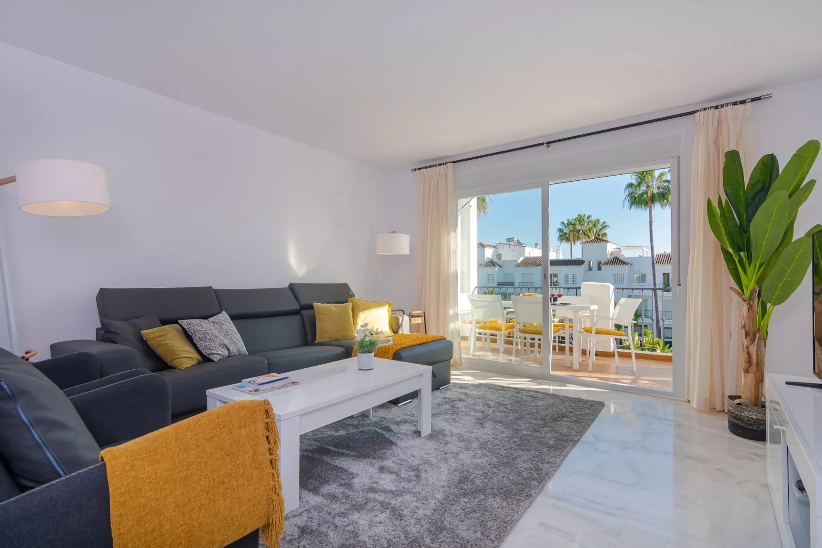 Beachside Penthouse with Rooftop Terrace & Pool - Woonkamer