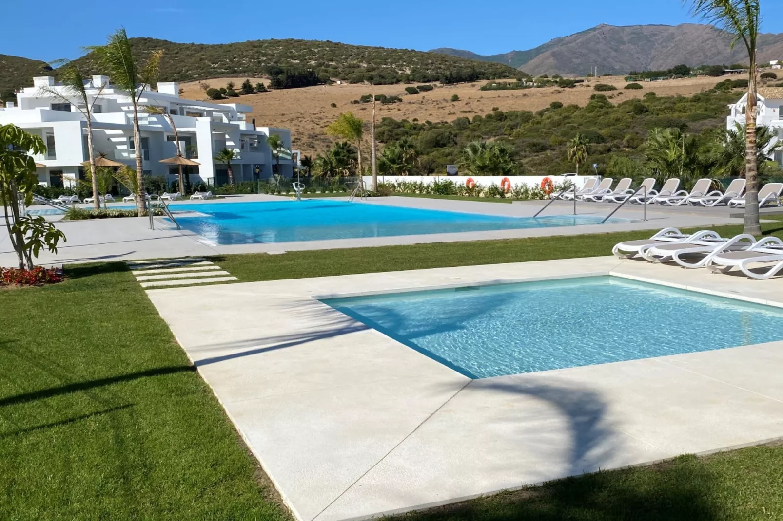 Elegant 2-Bedroom Apartment | Alcazaba Lagoon 1112 - Zwembad