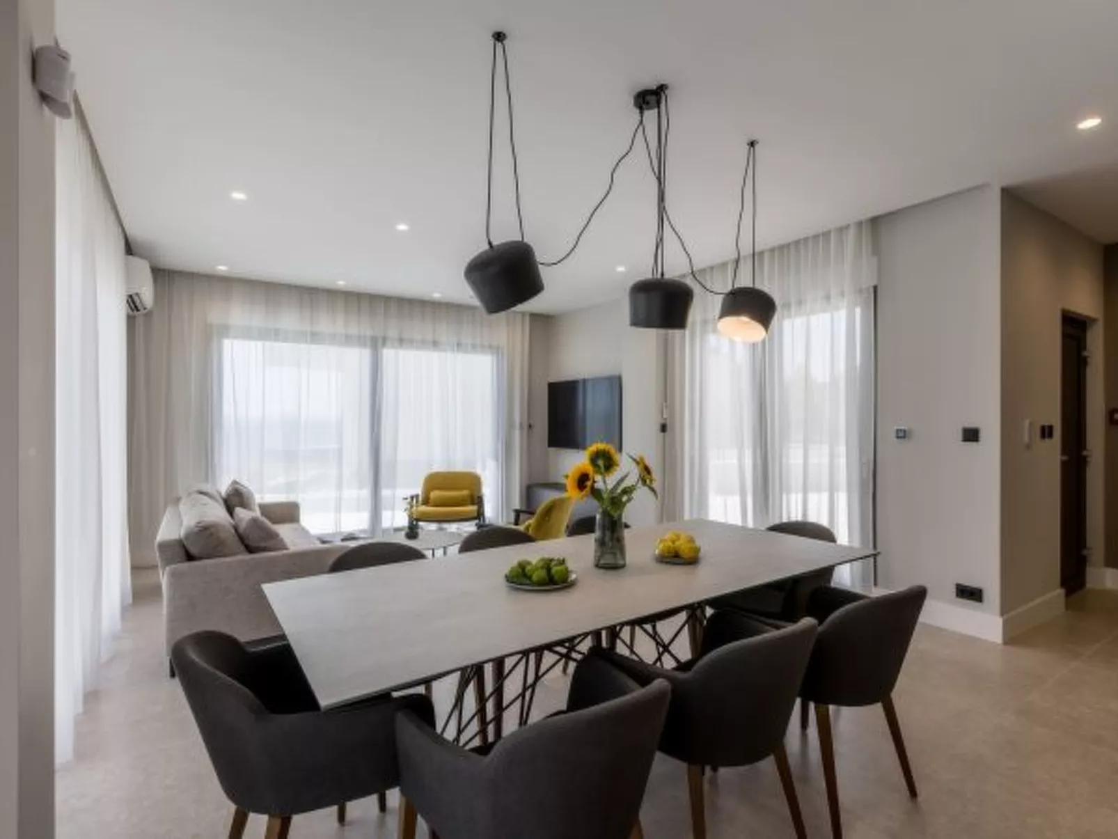 Beachfront villa Luce with seaview and pool - Binnen