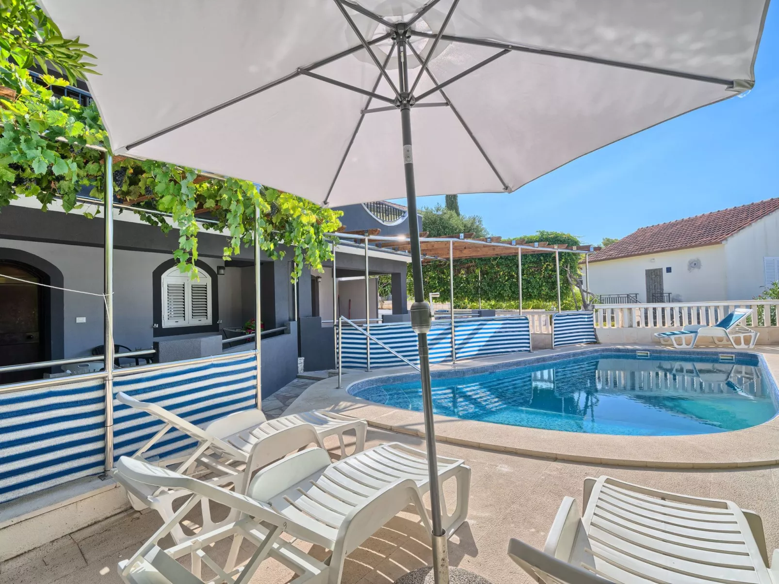 Wohnung in Okrug Gornji mit Terrasse, gemeinsamem Pool und Grill - Buiten