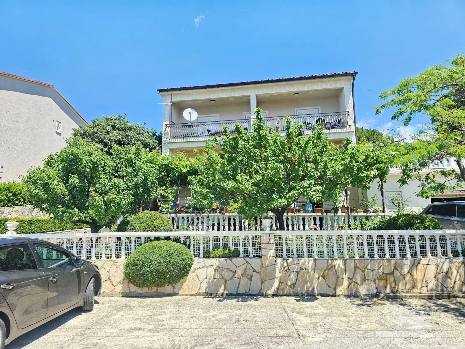 Zimmer für 2-3 Personen mit AC und eigenem Bad - Buiten