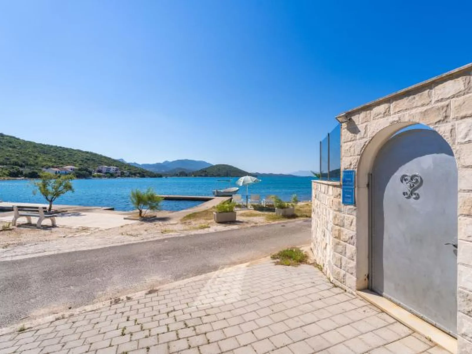 Beachfront Apartment house Hon with pool - Buiten