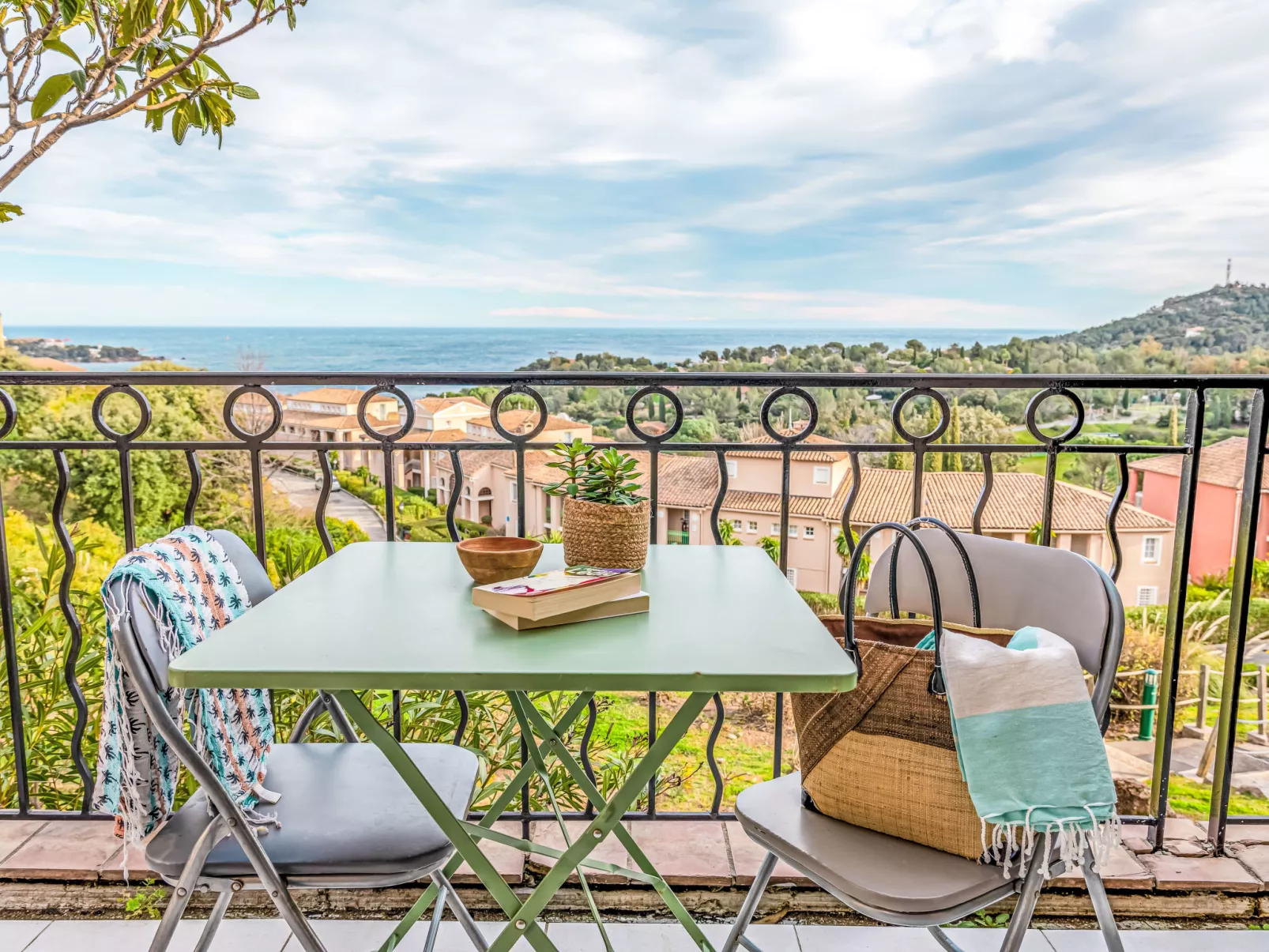 J6 174 L'Esquinade - Buiten