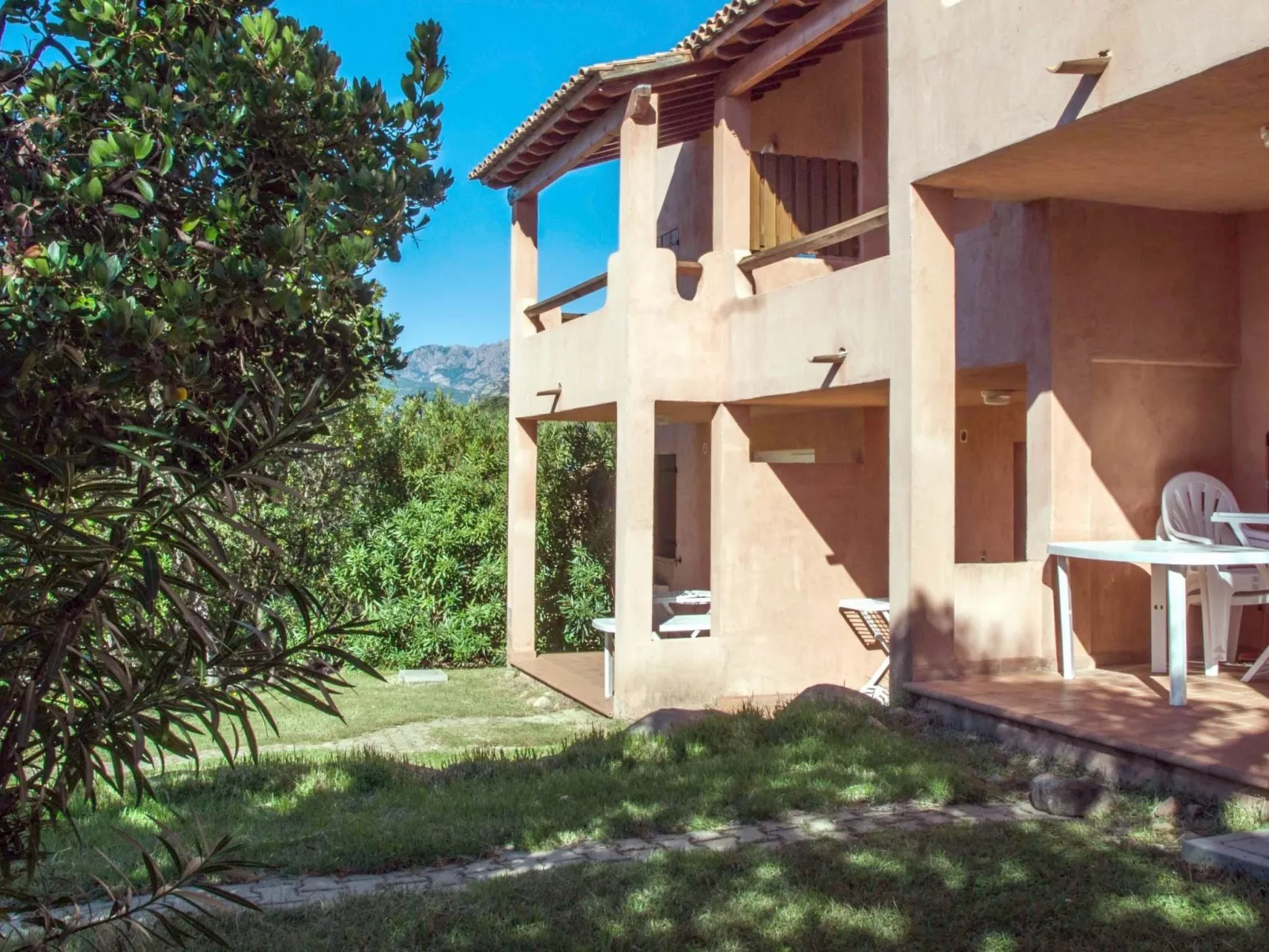 Unterkunft mit Terrasse, AC, Gemeinschaftspool - Buiten