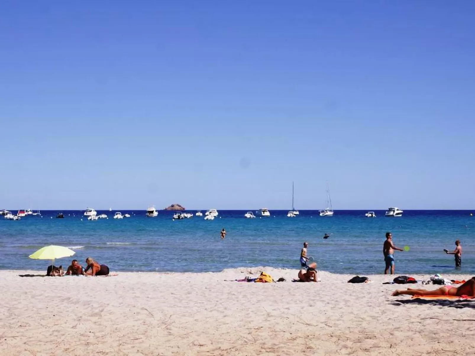 Unterkunft mit Terrasse, Klimaanlage. Schwimmbad - Buiten