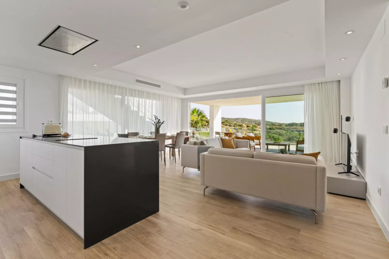Spacious 2-bed & Solarium ALCAZABA LAGOON (2017) - Woonkamer