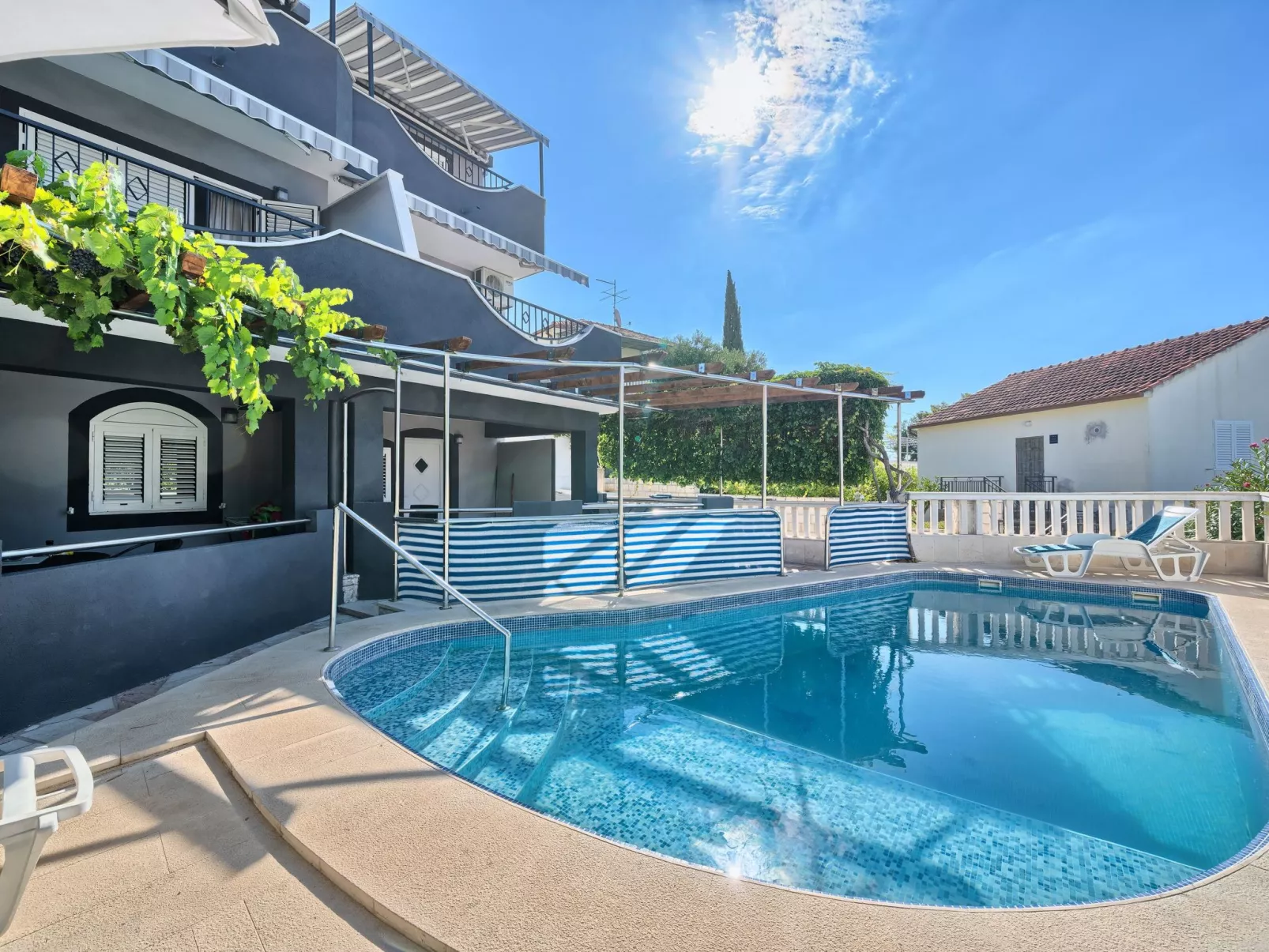 Wohnung in Okrug Gornji mit Terrasse, gemeinsamem Pool und Grill - Buiten